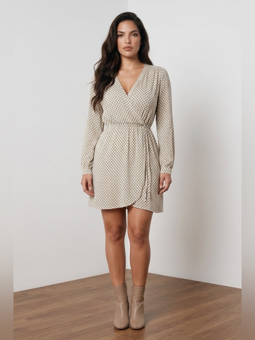 Long-Sleeve Vintage Style Wrap Mini Dress in Cream Geo Print